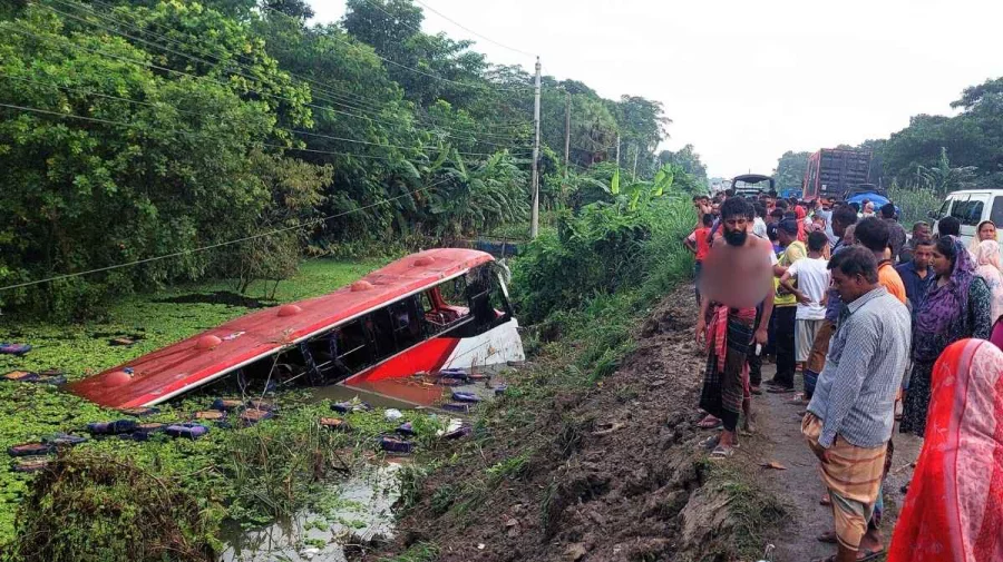 কয়েক দফা ‘পাল্টি খেয়ে’ খাদে পড়লো যাত্রবাহী বাস, আহত ২০