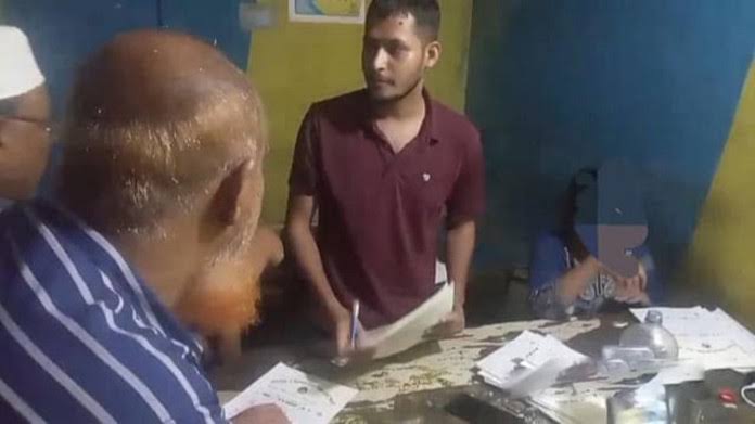 চায়ের আড্ডায় এইচএসসি খাতা দেখার অভিযোগ, ধরা খেলেন প্রভাষক