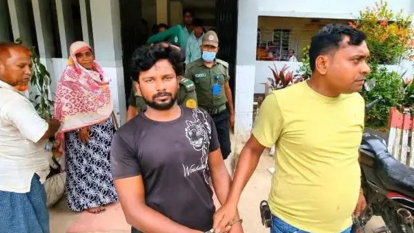 হাসপাতালে গর্ভবতী স্ত্রীকে ছুরিকাঘাতে হত্যা, স্বামী আটক