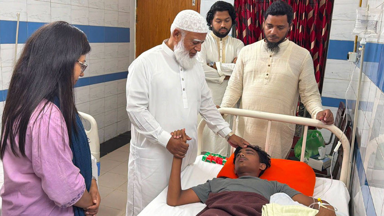 চোখ হারানো আলিফকে দেখতে হাসপাতালে বিরোধীদলীয় নেতা