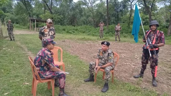 সীমান্তে ফেলে যাওয়া বিএসএফের দুটি শর্টগান ও ওয়াকিটকি ফেরত দিল বিজিবি