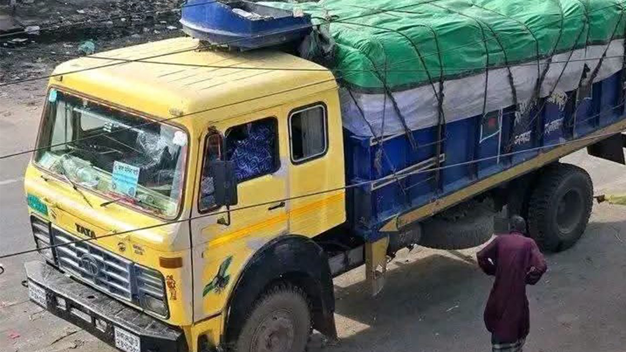 মাছ কিনতে গিয়ে ট্রাকচাপায় প্রাণ গেল বাসচালকের
