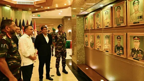 সাবেক সেনাপ্রধানদের ছবির মাঝে বাবার ছবি দেখে থমকে দাঁড়ালেন প্রধানমন্ত্রী