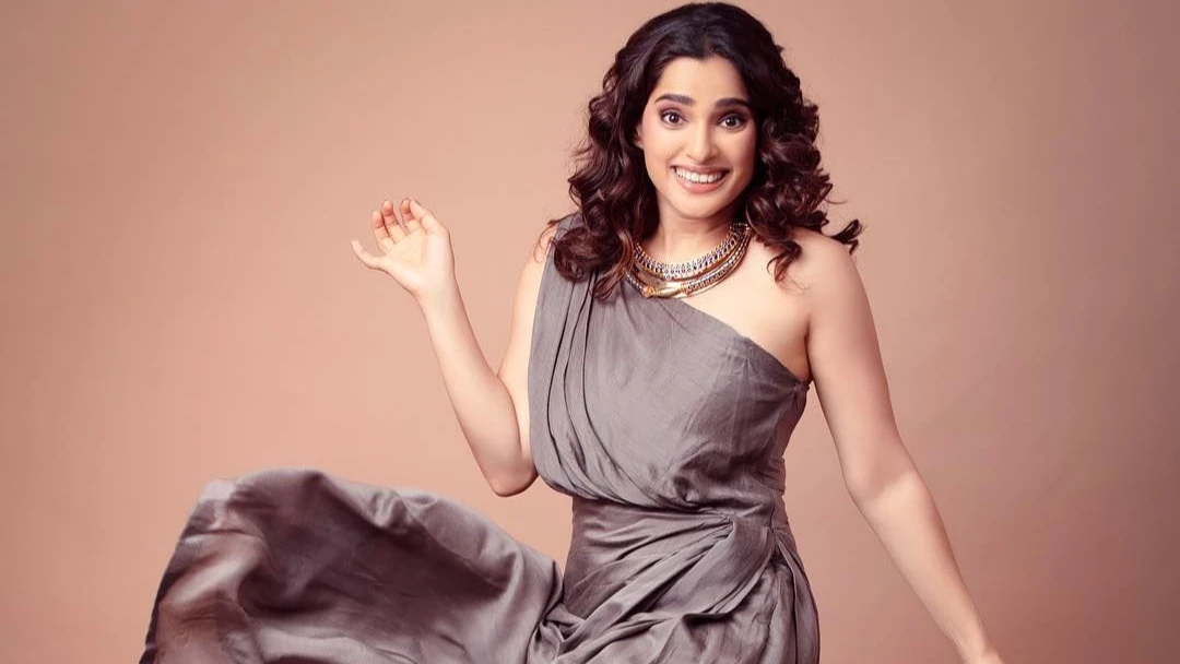 চুম্বনের দৃশ্যে কাট বলার পরও ছাড়েনি সহঅভিনেতা , হেনস্তার অভিযোগ আনলেন নায়িকা প্রিয়া বাপট
