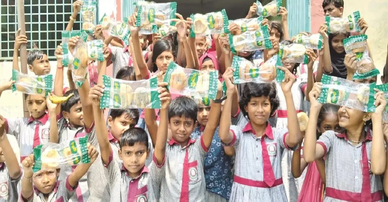 স্কুল ফিডিং প্রকল্পে অয়নিম ও নিম্নমানের খাবার সরবরাহের দায়ে গ্রেপ্তার ২