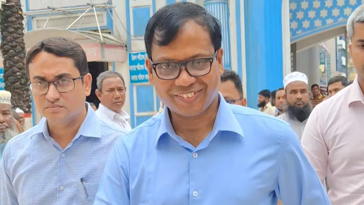 শাহজালাল মাজারে ৫ লাখ টাকা দিলেন ডিসি সারওয়ার