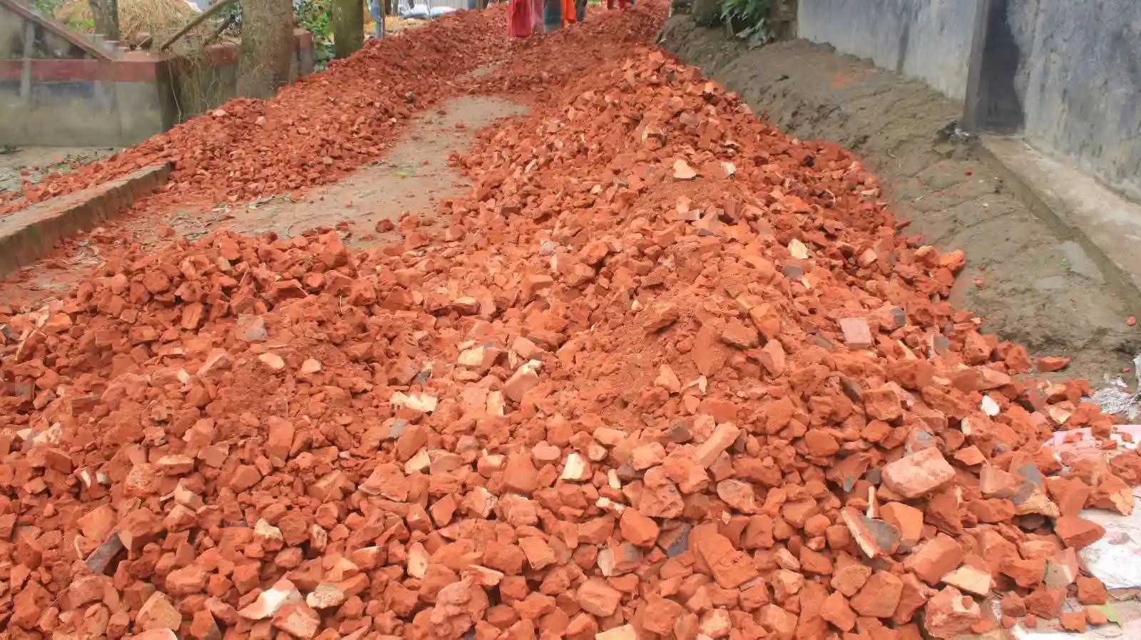 প্রধানমন্ত্রীর এলাকায় নিম্নমানের মালামাল ব্যবহার করে রাস্তা নির্মাণ