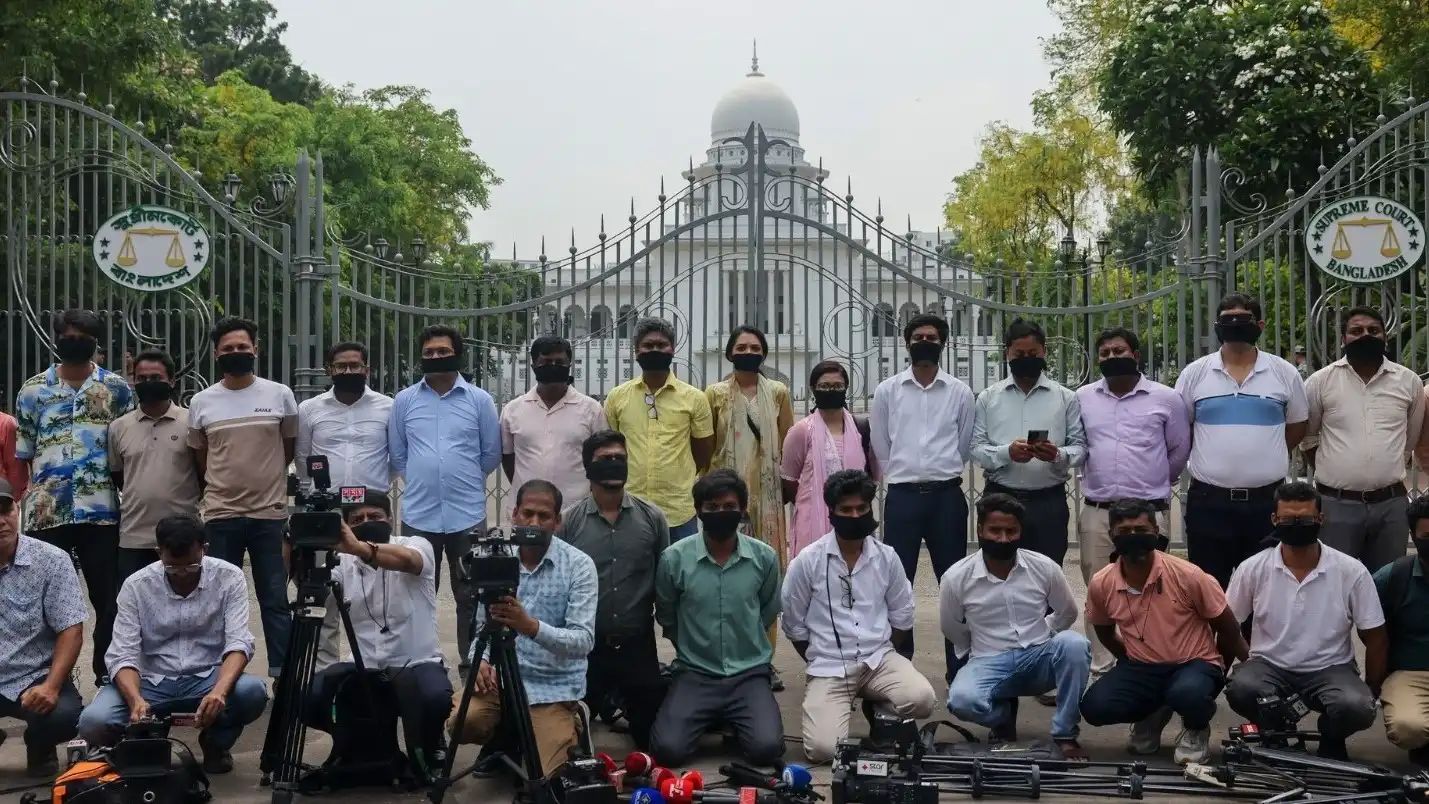 এজলাসে সাংবাদিক প্রবেশে নিষেধাজ্ঞা, প্রধান ফটকের সামনে মানববন্ধন