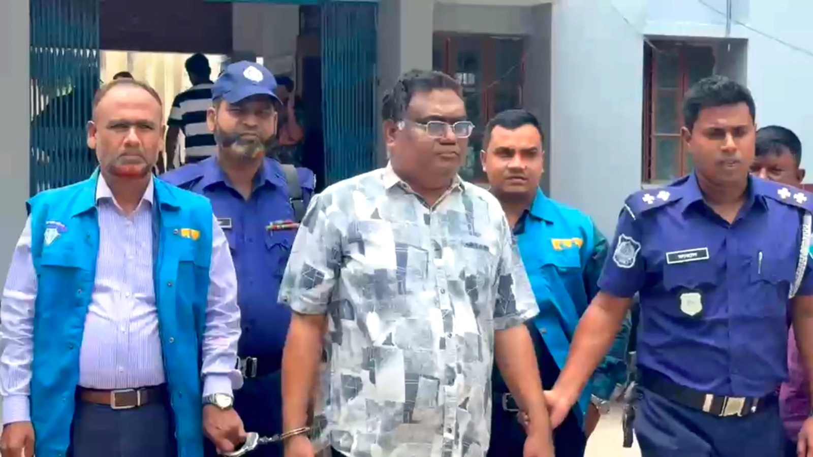 দুদকের মামলায় পাবনায় গ্রেপ্তার শাহজাদপুরের পিআইও আবুল কালাম আজাদ