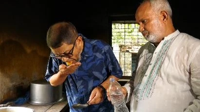হাসপাতালের রোগীদের খাবার মুখে নিয়ে ফেলে দিলেন স্বাস্থ্যমন্ত্রী