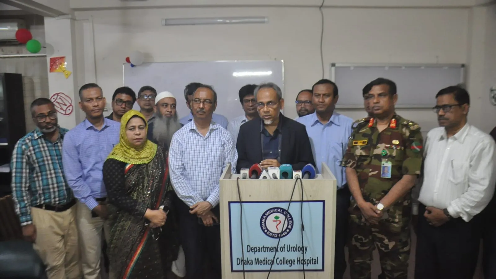 ঢাকা মেডিকেল কলেজে সফল কিডনী প্রতিস্থাপন: পরিদর্শনে বিএনপির স্বাস্থ্য বিষয়ক সম্পাদক ডাঃ রফিক