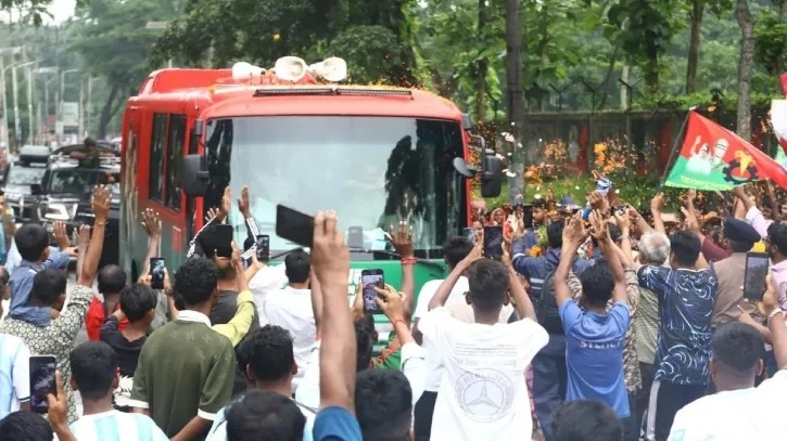 ফুলে ছিটিয়ে-বাদ্য বাজিয়ে প্রধানমন্ত্রীকে স্বাগত জানালেন চা শ্রমিকরা