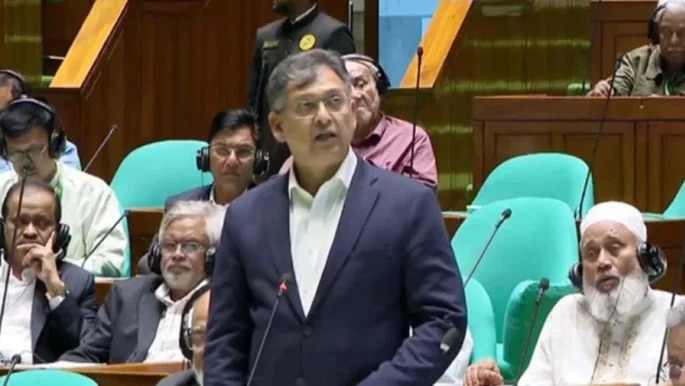 প্রবাসীদের পাসপোর্ট ফি কমানোর প্রস্তাব পর্যালোচনা করছে সরকার: স্বরাষ্ট্রমন্ত্রী