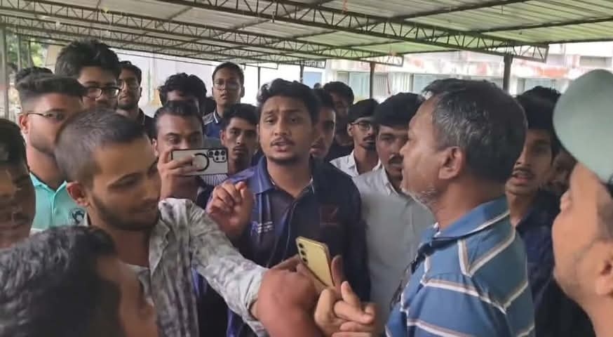 মব সৃষ্টি করে সাংবাদিকদের পেটালেন রাবির মার্কেটিং বিভাগের শিক্ষার্থীরা