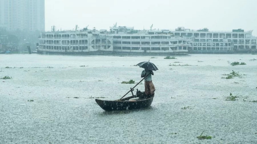 রাতভর ১০ জেলায় ঝড়-বৃষ্টির আশঙ্কা, নদীবন্দরে ১ নম্বর সতর্ক সংকেত জারি