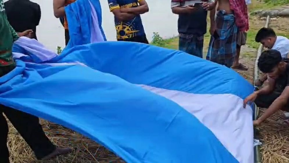 বিশ্বকাপ উপলক্ষে জামালপুরে টানানো আর্জেন্টিনার পতাকা চুরি