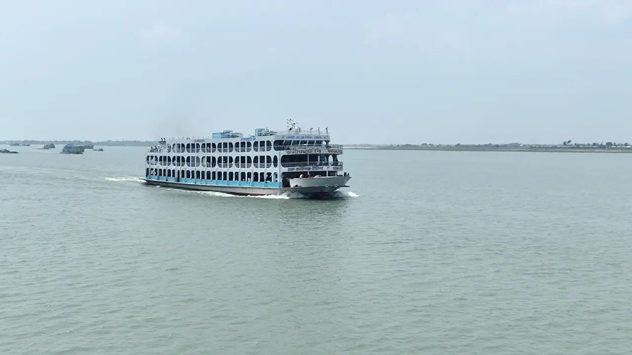বৈরী আবহাওয়ায় ভোলার ১০ রুটে লঞ্চ চলাচল বন্ধ