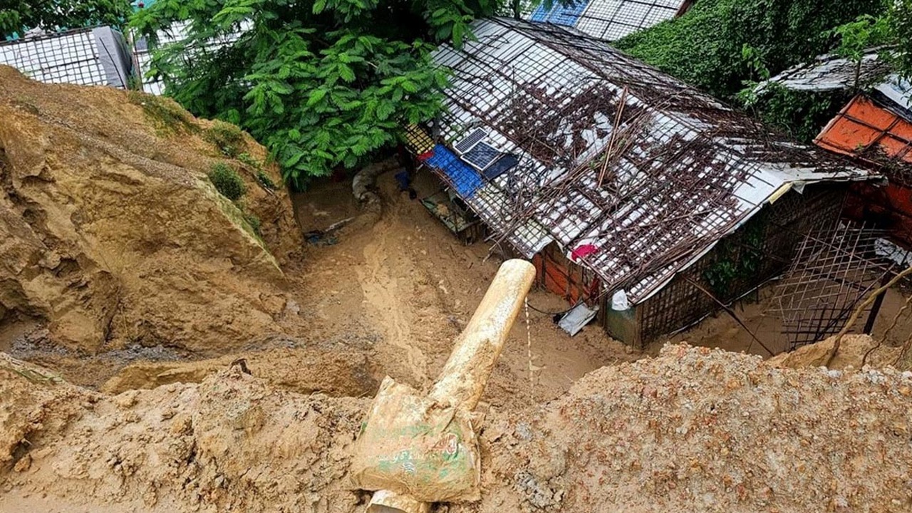 রোহিঙ্গা ক্যাম্পে মাদ্রাসাভবনের ওপর পাহাড় ধস, ৩ শিক্ষার্থী নি'হ'ত