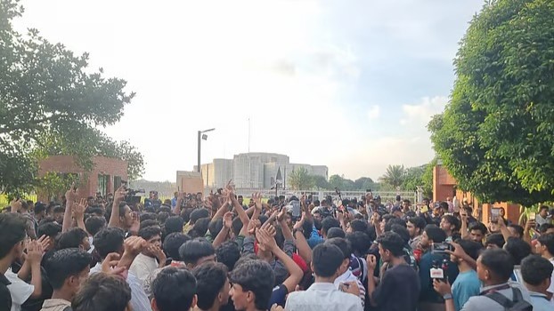 এবার সংসদ ভবনের সামনে শিক্ষার্থীরা, দিচ্ছেন ‘ভুয়া, ভুয়া’ স্লোগান