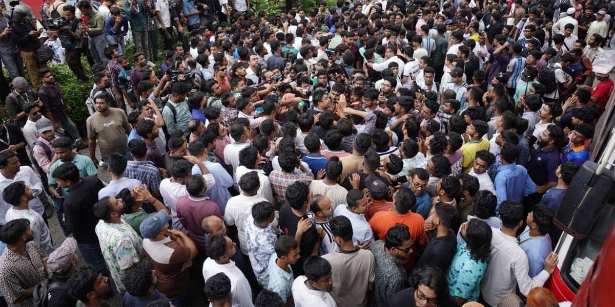 শিক্ষামন্ত্রীর পদত্যাগে ৩ দিনের আল্টিমেটাম