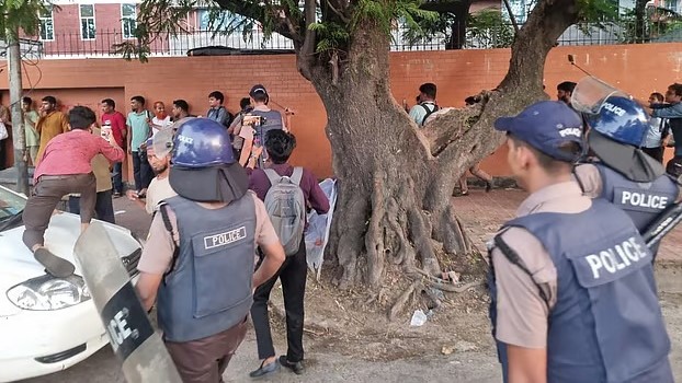 সংসদ ভবনের সামনে লাঠিপেটা করে শিক্ষার্থীদের ছত্রভঙ্গ করল পুলিশ