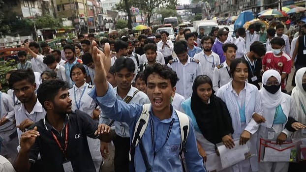 সায়েন্স ল্যাব মোড় থেকে সচিবালয়ের দিকে রওনা দিয়েছেন শিক্ষার্থীরা