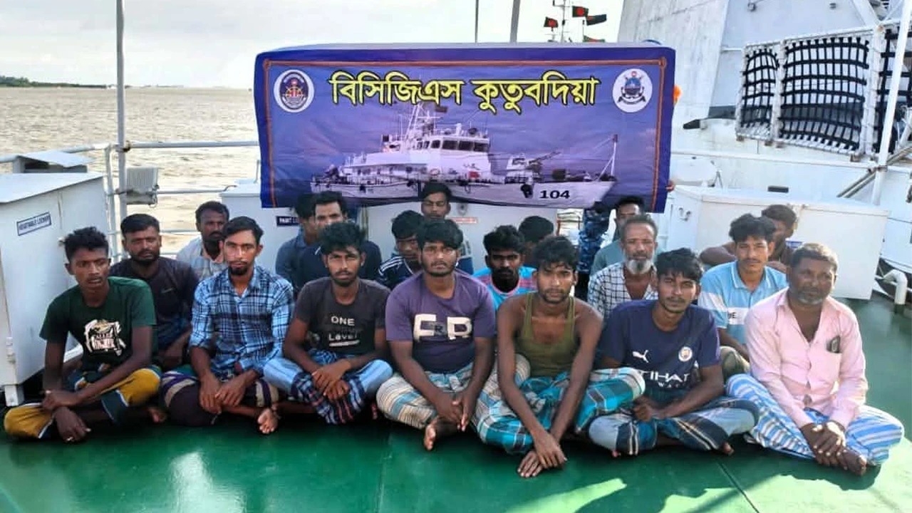 গভীর সমুদ্রে ভাসতে থাকা মাছ ধরার ট্রলারসহ ১৯ জেলে উদ্ধার