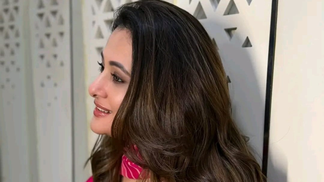 গোলাপী আভায় সিগ্ধ লুকে অভিনেত্রী পূর্ণিমা