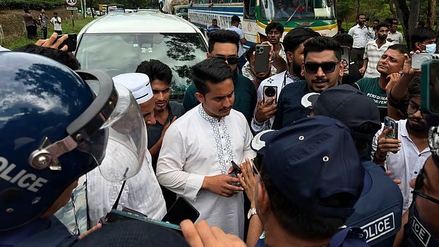 পুলিশের ব্যারিকেড ভেঙে শ্রীমঙ্গল থেকে হবিগঞ্জের পথে এনসিপির নেতারা