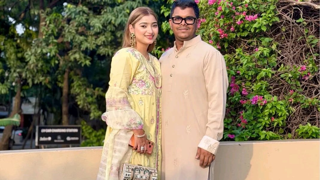 হাতে হাত রেখে অনুভূতির ১২ বছর,ভালোবাসার রঙে আঁকা দীর্ঘ পথচলা