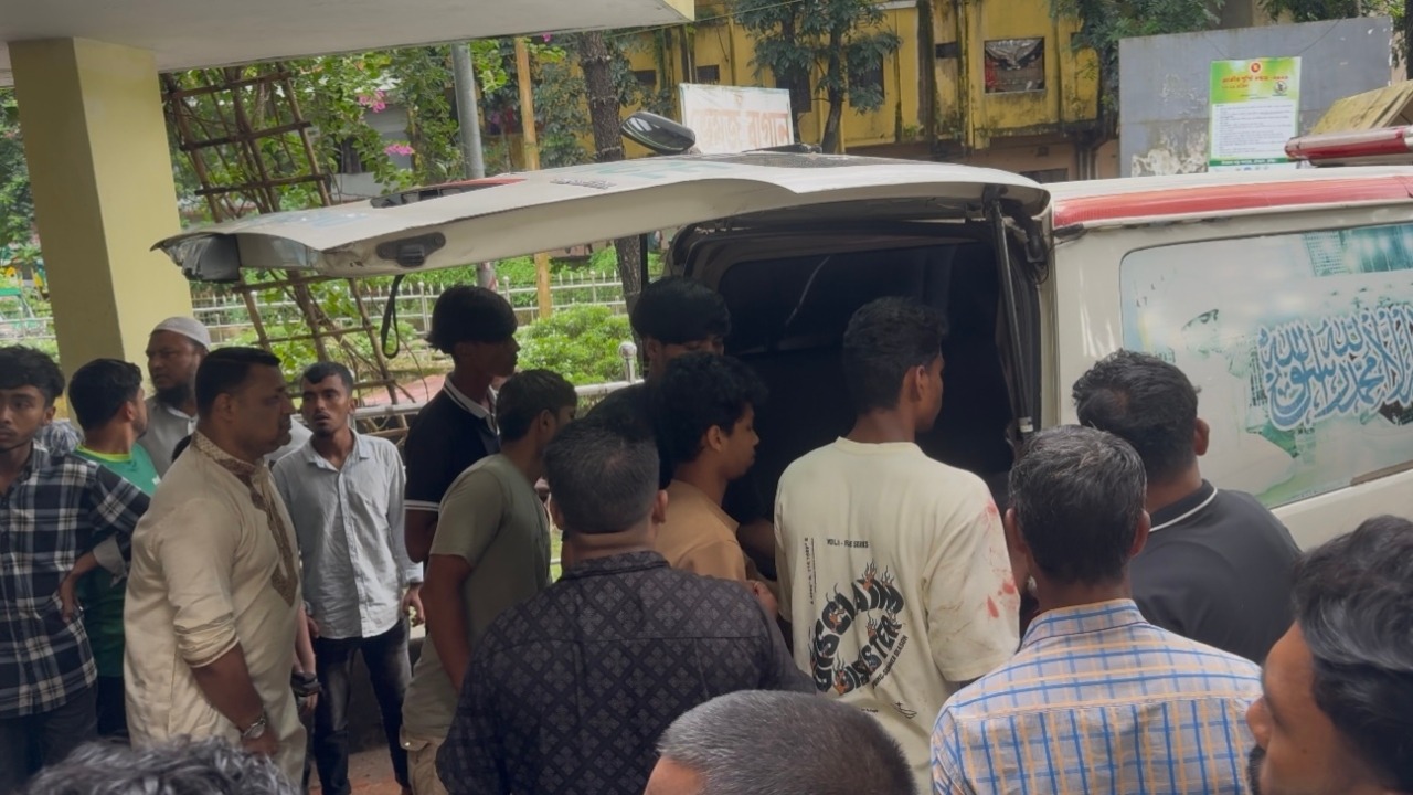 মহাসড়ক পার হওয়ার সময় বাসের ধাক্কায় শিশু নিহত, আহত মা