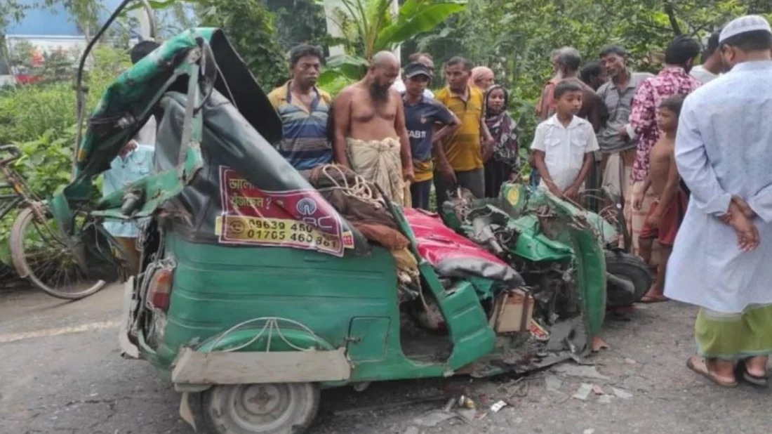 দাঁড়িয়ে থাকা ট্রাকের পেছনে অটোরিকশার ধাক্কা, নিহত ২