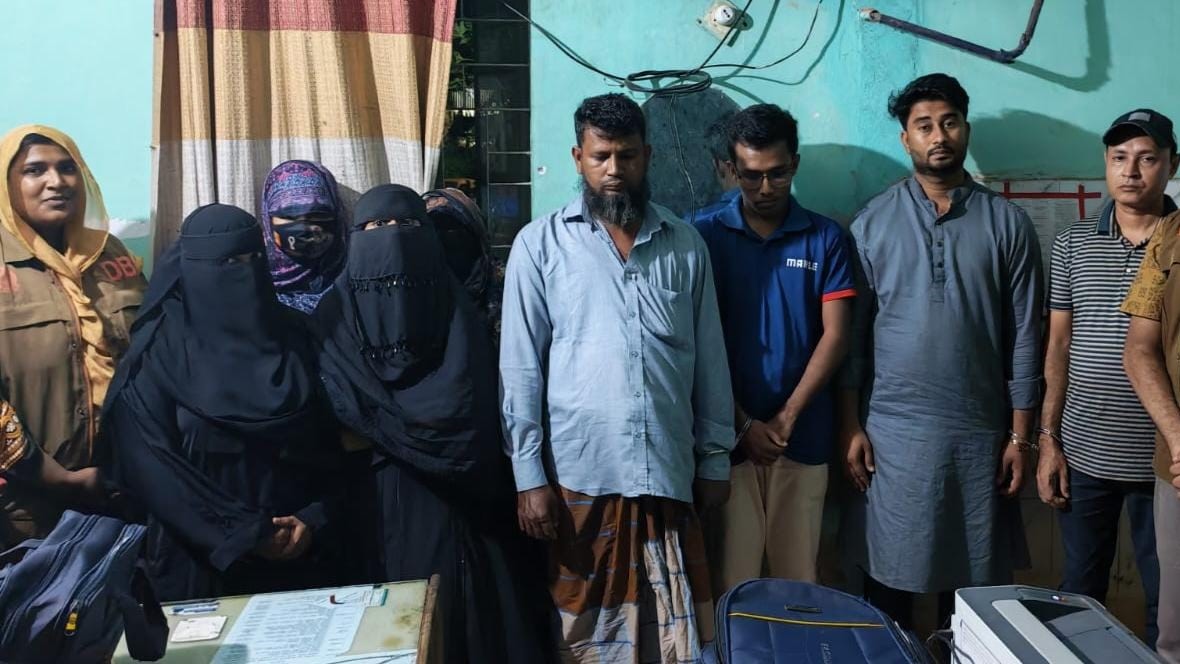 চৌমুহনীর দুই হোটেলে ডিবির অভিযান, গ্রেপ্তার ৪ নারী ও ৪ পুরুষ