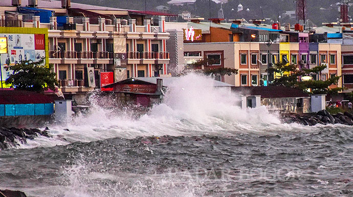 Isu Tsunami Di Pantai Anyer Bnpb Hanya Gelombang Pasang Radar