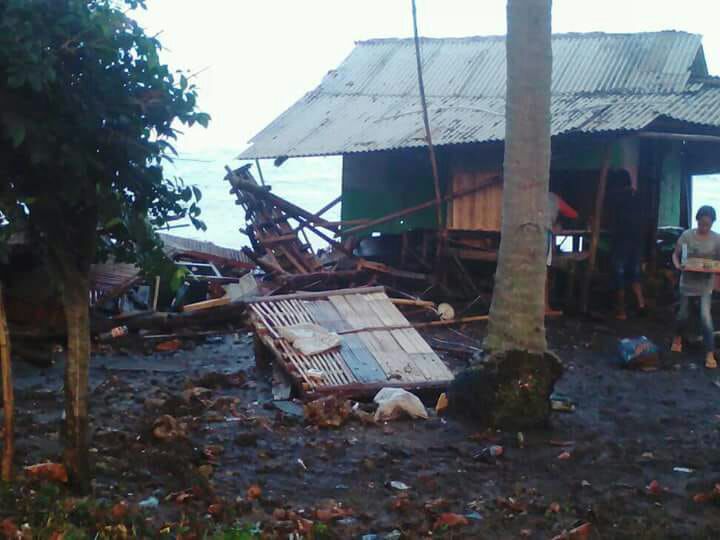 Ombak Setinggi 4 Meter Terjang Pesisir Pangandaran, Lihat ...