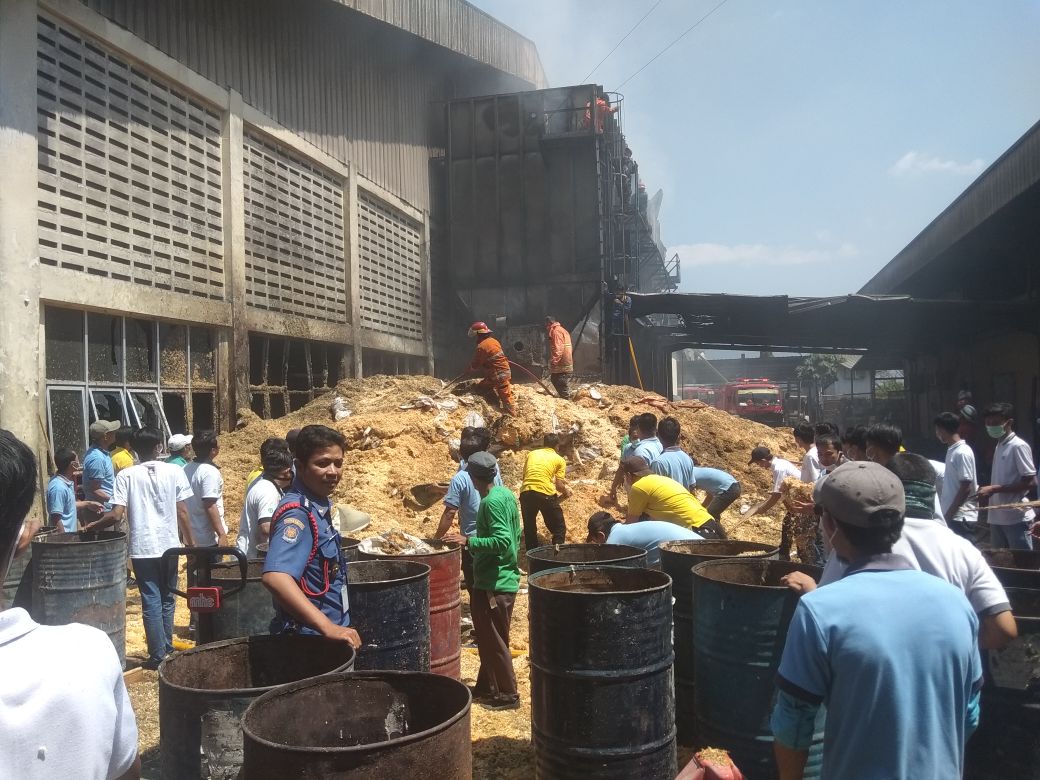  Pabrik  Serbuk Kayu  di Ciawi Terbakar Wartawan Diusir oleh 