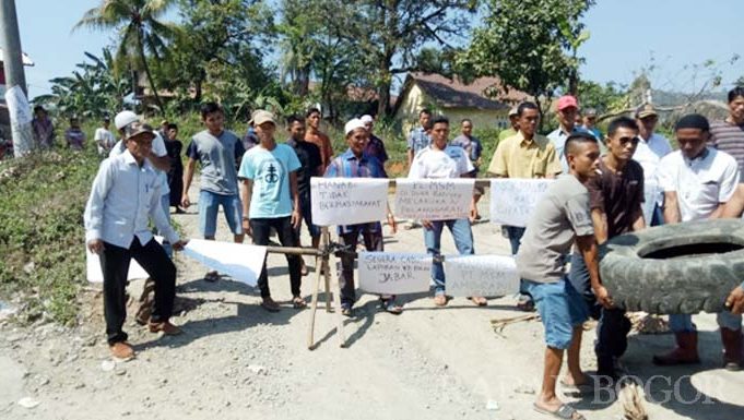 Diadukan Ke Polisi Puluhan Warga Nugaherang Blokir Jalan 