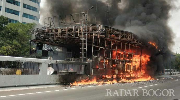  Pintu  Gerbang  Tol Pejompongan Terbakar Lalu Lintas 