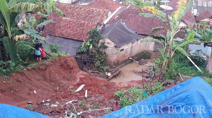 Hujan Deras Sejak Sore Ciampea Diterjang Longsor 8 Rumah Kebanjiran