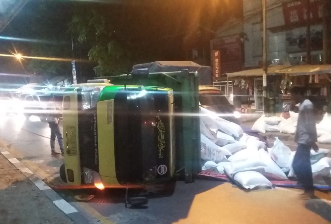  Truk Pakan Ayam  Terguling di Sholis RADAR BOGOR Berita 