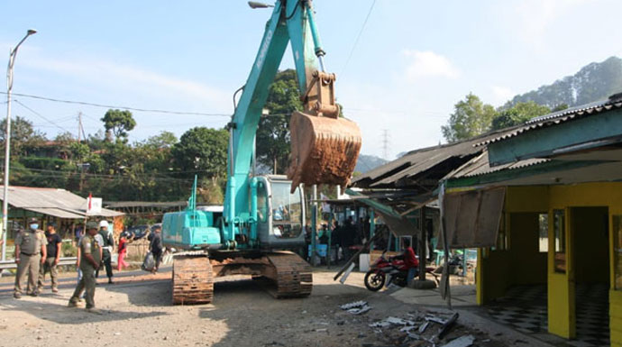  Rumah Penduduk  di Naringgul Cisarua Dibongkar Paksa Satpol 