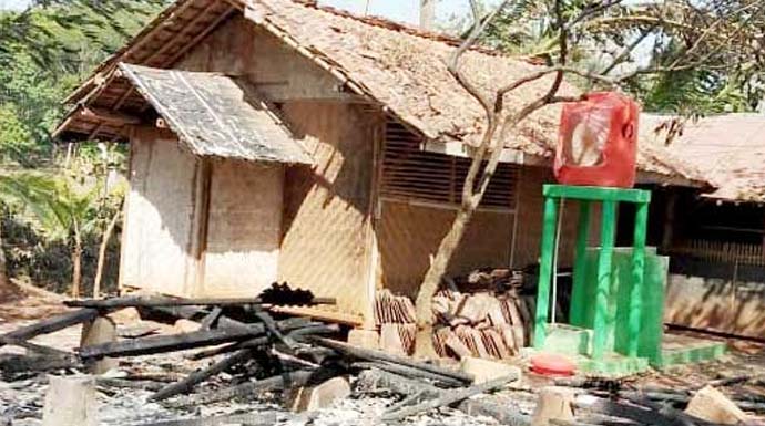 TAK TERSISA: Satu unit rumah rata dengan tanah setelah dibakar oleh orang dengan gangguan jiwa (ODGJ) di Kecamatan Mande. FOTO: Kecamatan Mande For Radar Cianjur