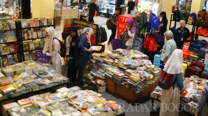DISKON: Pengunjunga asyik menikmati kumpulan buku yang ada di Gramedia Great Sale yang diadakan di Botani Square Bogor, Jum'at (18/10). Nelvi/Radar Bogor.