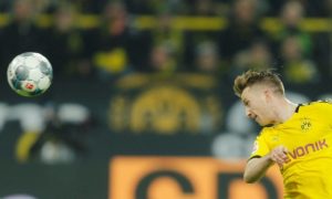 Kapten Borussia Dortmund Marco Reus menyundul bola untuk mencetak gol ke gawang SC Paderborn dalam lanjutan Liga Jerman di Stadion Signal Iduna Park, Dortmund, Jerman, Jumat (22/11/2019) setempat. 