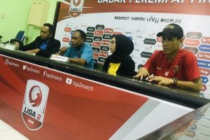 Pelatih Sriwijaya FC Kas Hartadi (dua kiri) didampingi asisten manajer dan pemain Sriwijaya FC saat konferensi pers menjelang delapan besar Liga 2 musim kompetisi 2019 di Stadion Gelora Delta Sidoarjo, Jawa Timur, Jumat (08/11/2019). 
