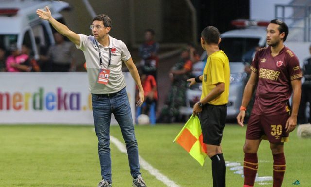 Pelatih PSM Darije Kalezic memberikan instruksi saat melawan Persebaya di Stadion Batakan, Balikpapan. 
