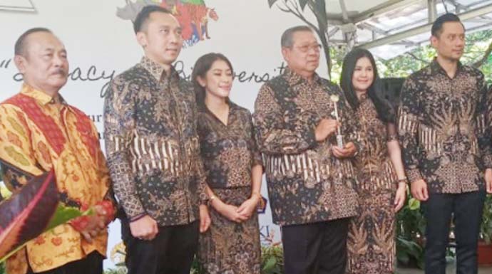 Presiden Republik Indonesia keenam Susilo Bambang Yudhoyono (SBY) bersama keluarga usai menerima penghargaan Biodiversity Award 2019 untuk mendiang Ani Yudhoyono di Kebun Raya Bogor, Kota Bogor Jawa Barat, Selasa (5/11/2019). (M Fikri Setiawan)