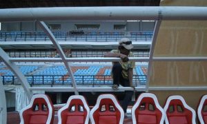 Seorang pekerja memperbaiki 'bench' pemain di Stadion Gelora Bung Tomo Surabaya pascakerusuhan yang terjadi beberapa waktu lalu.
