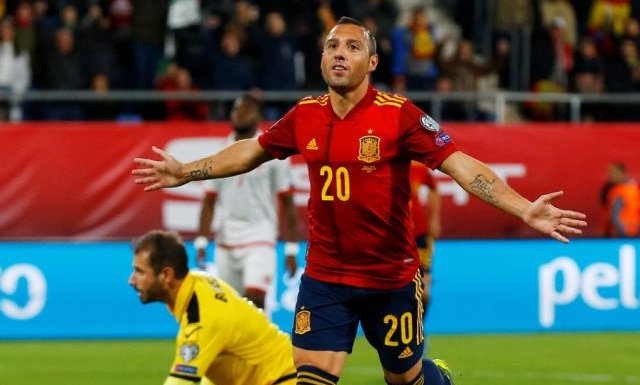 Santi Cazorla merayakan gol kedua Spanyol saat melawan Malta pada babak kualifikasi Piala Eropa 2020 di Stadion Ramon de Carraza, Cadiz, Spanyol, Sabtu (16/11/2019) WIB.