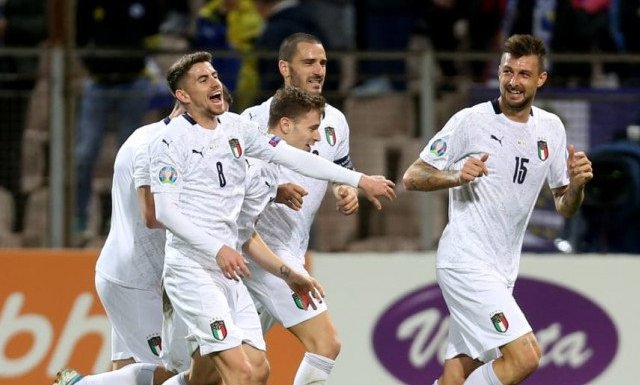 Pemain Italia, Francesco Acerbi saat melakukan selebrasi usai mencetak gol ke gawang Bosnia Herzegovina dalam babak kualifikasi Piala Eropa 2020 di Stadion Bilino Polje, Zenica, Sabtu (16/11/2019).